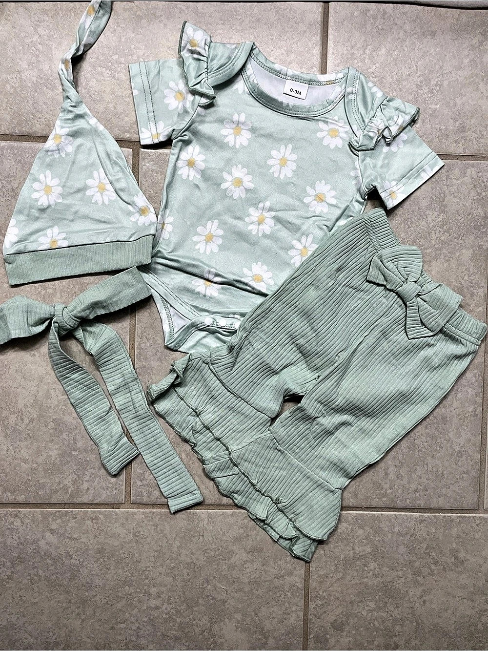 Floral 4- Piece Set in Green Baby 3M NWT